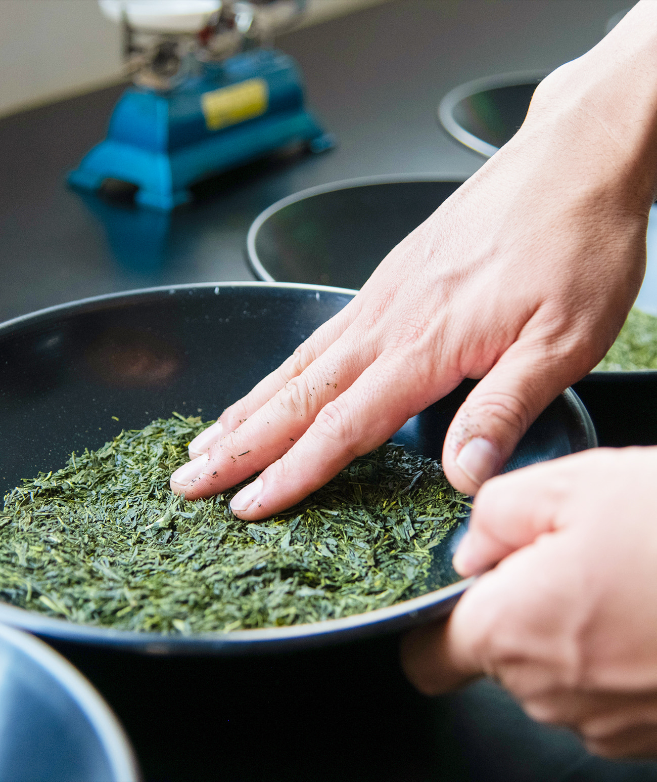 茶葉を混ぜるイメージ